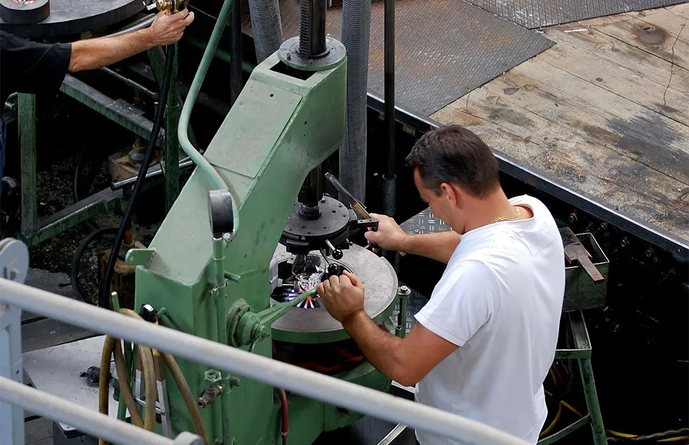 Industri Kaca: Teknologi Produksi Dan Beragam Manfaatnya